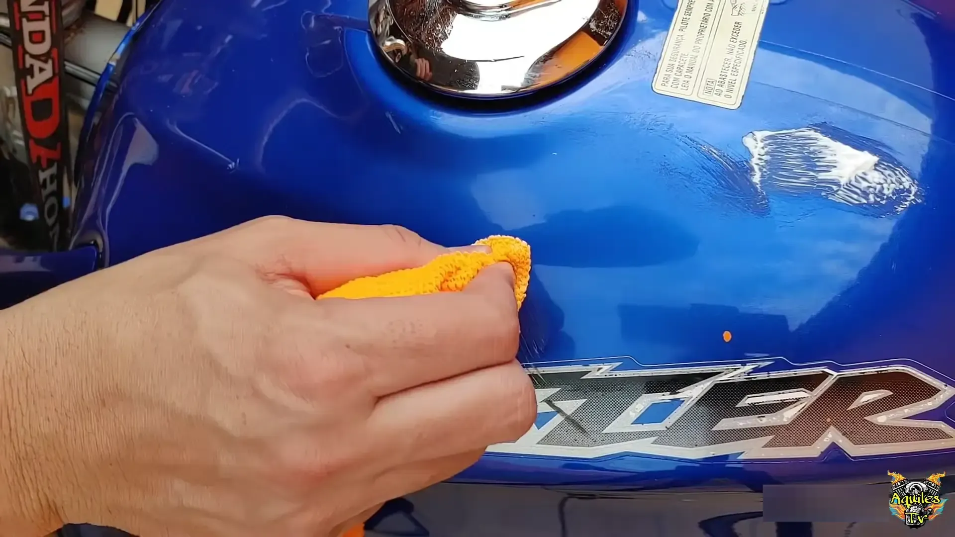 Aplicação de pasta de dente no tanque da moto