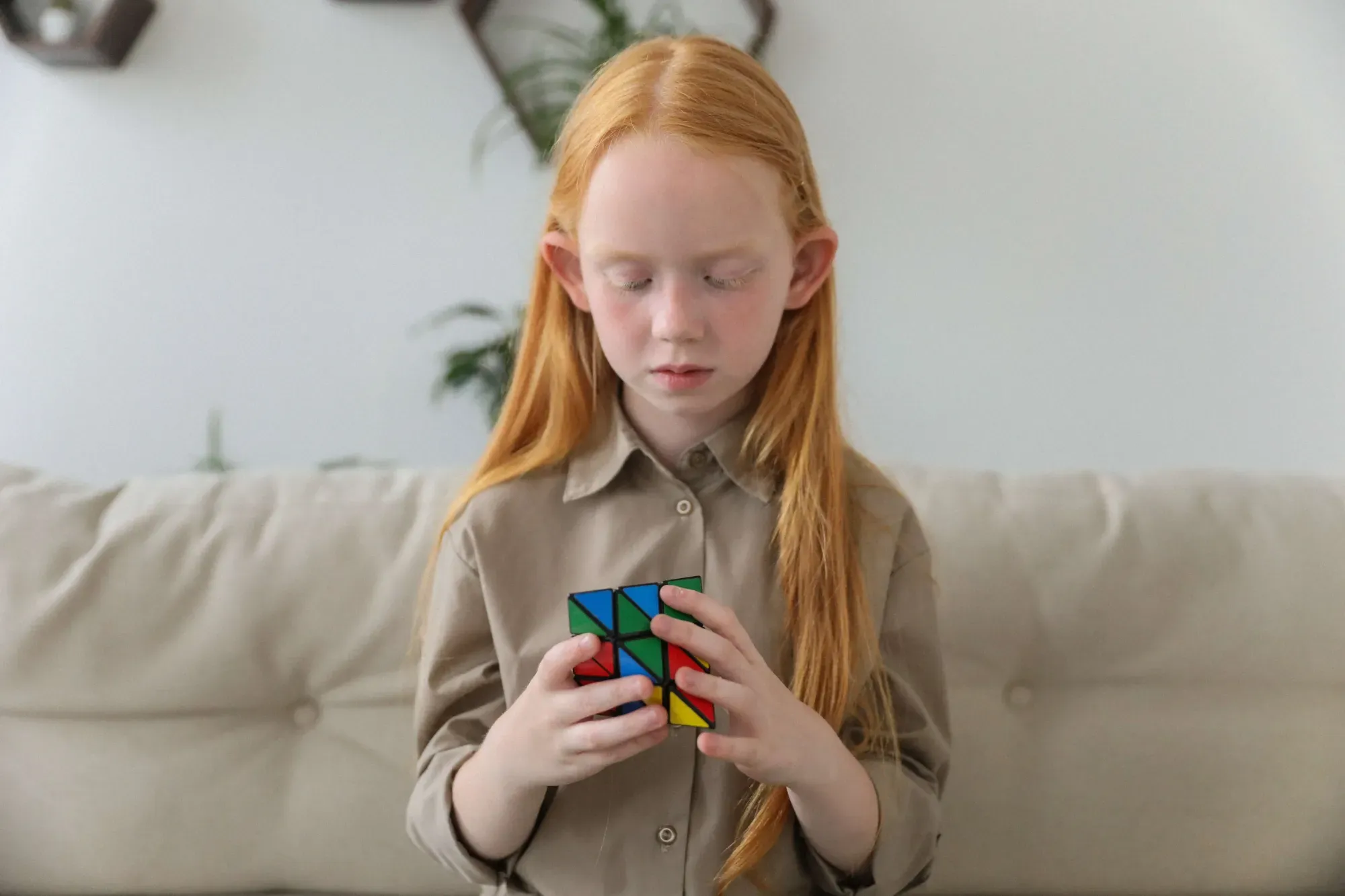 Menina resolvendo cubo mágico