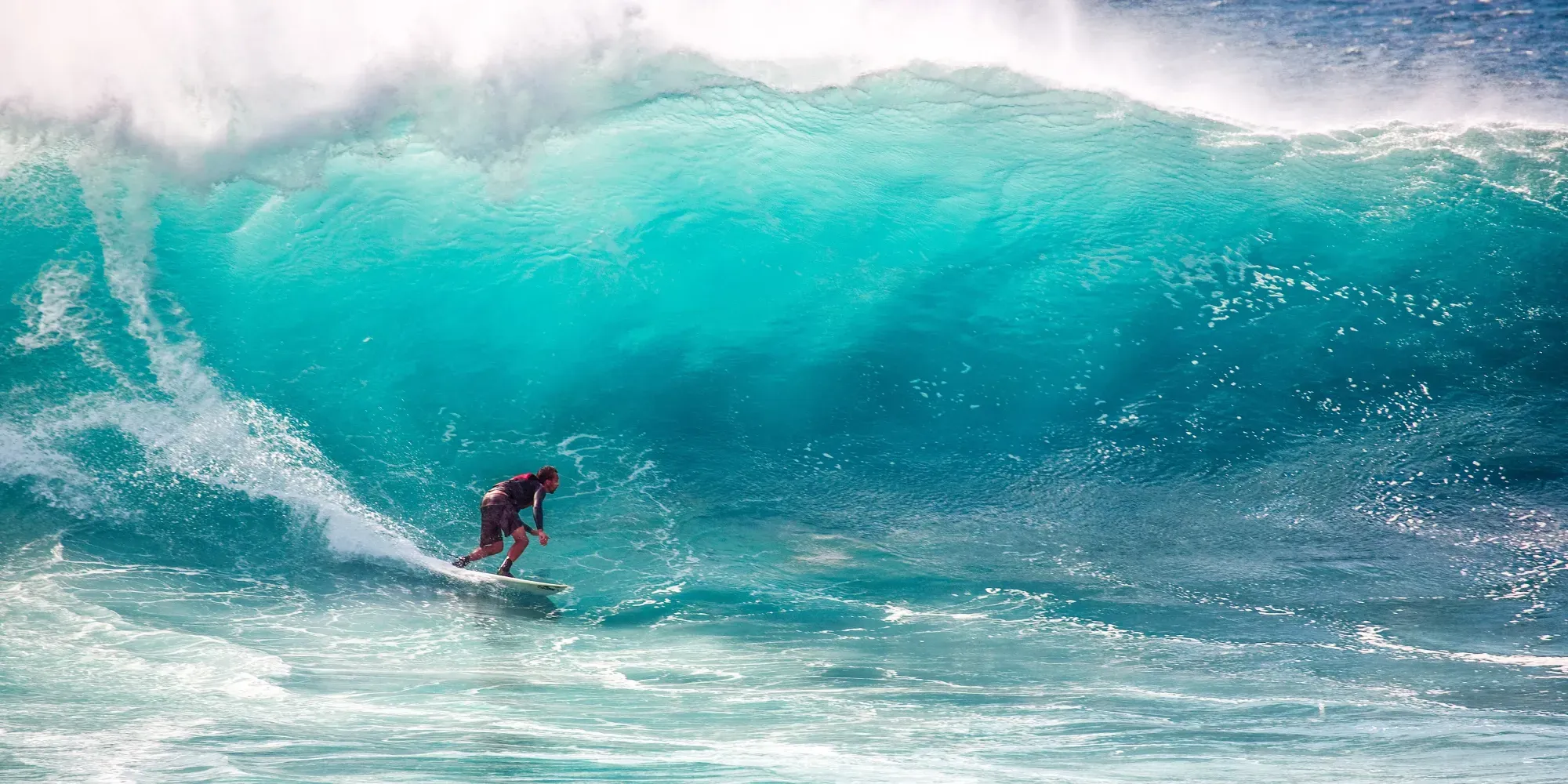 Homem surfando